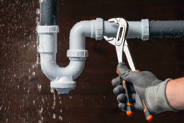 Professional Emergency Plumber technician working in Bloomington, IL